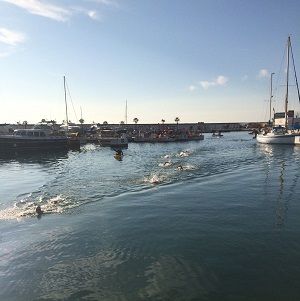 200 atletas participan en la Travesía de Invierno celebrada en el Puerto de Sitges