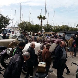 El Rally Barcelona-Sitges desfila por el Puerto de Sitges-Aiguadolç