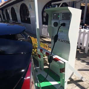 Primera recarga de un vehículo eléctrico en el Puerto de Sitges