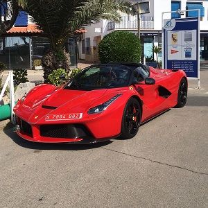 Presentació del nou Ferrari Aperta al Port de Sitges-Aiguadolç