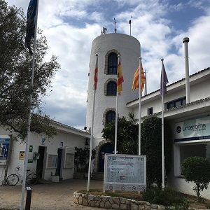El Puerto de Sitges condena la violencia y se suma al Paro General
