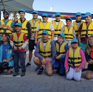 Els integrants del FS Castelldefels PC gaudeixen d’una jornada de vela adaptada al Port de Sitges