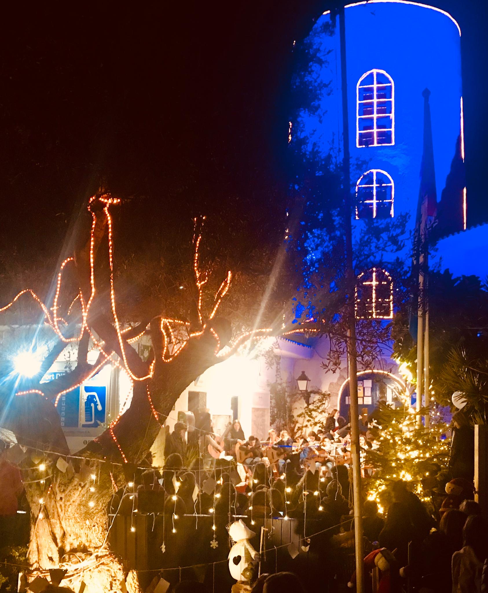 El encendido de las luces de Navidad pone en marcha la campaña navideña en el Port de Sitges