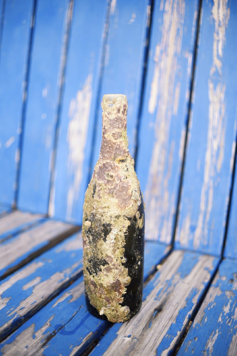 S’extreuen les primeres ampolles de Malvasia de Mar del Port de Sitges