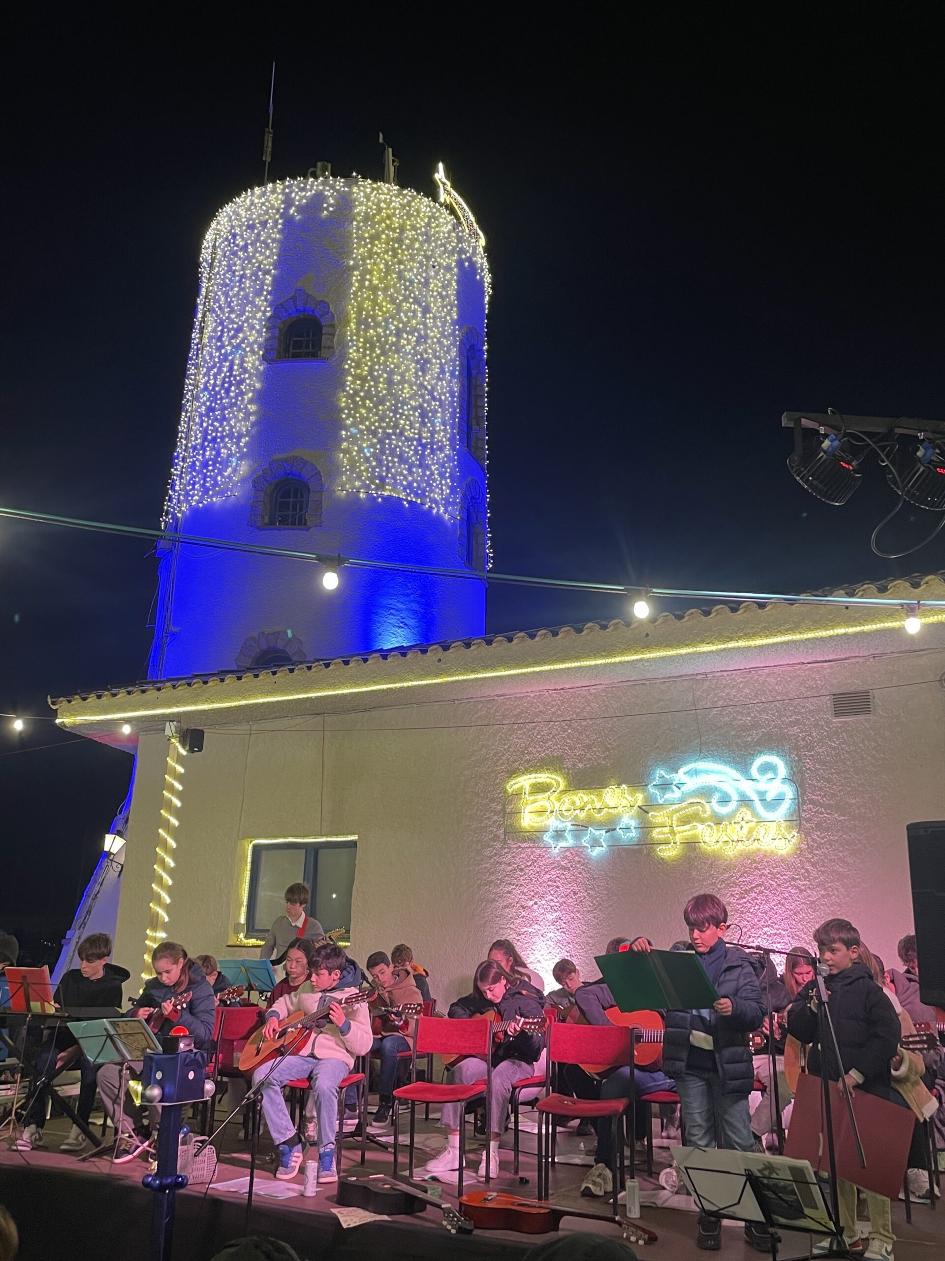 El Port de Sitges encén les seves llums de Nadal per La Marató de 3Cat