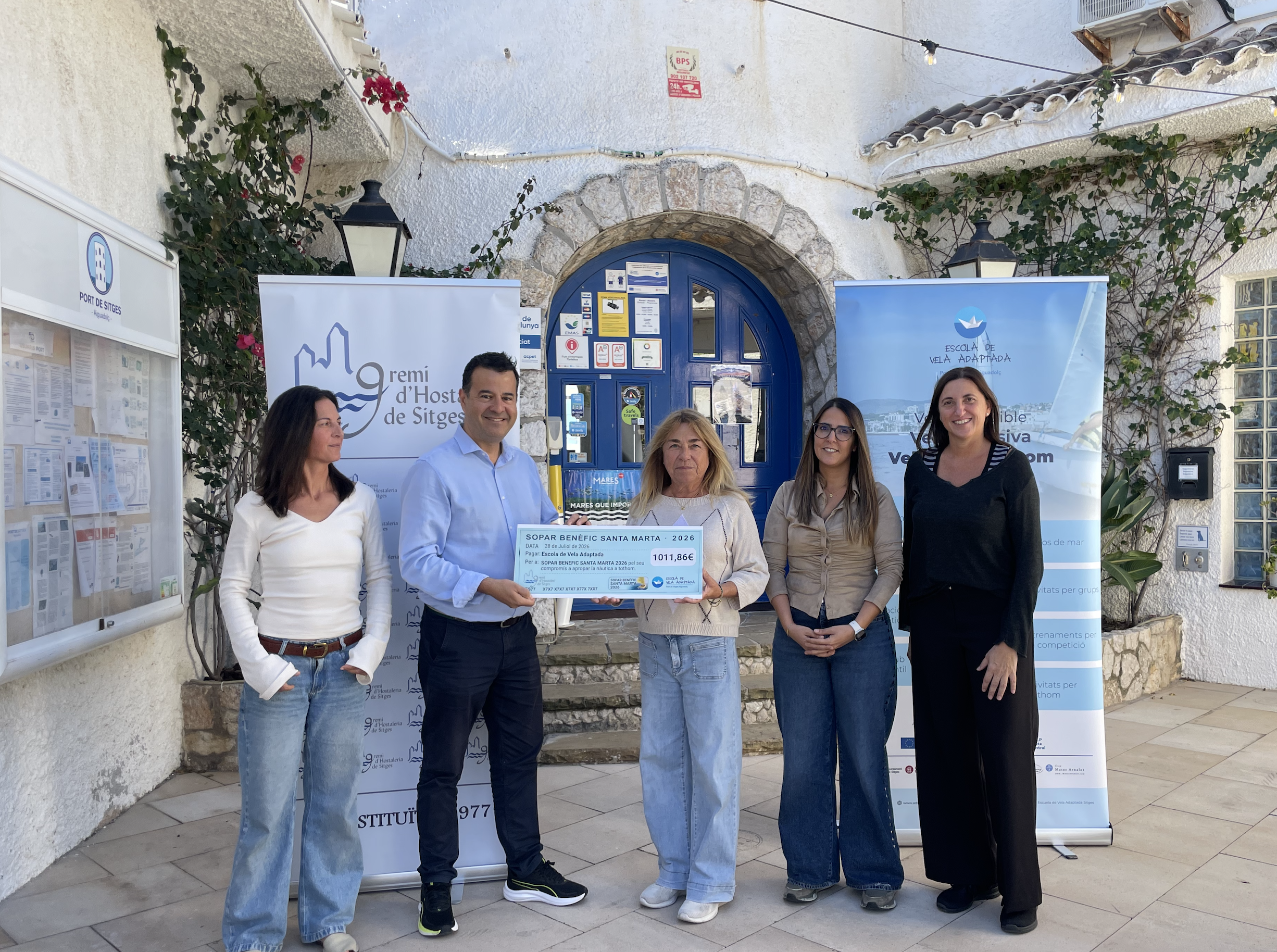 La Escola de Vela Adaptada recibe el cheque solidario de Santa Marta